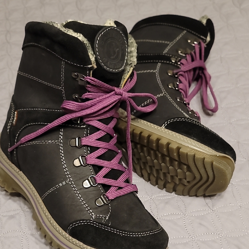 Santana Canada Black Boots with Purple Laces